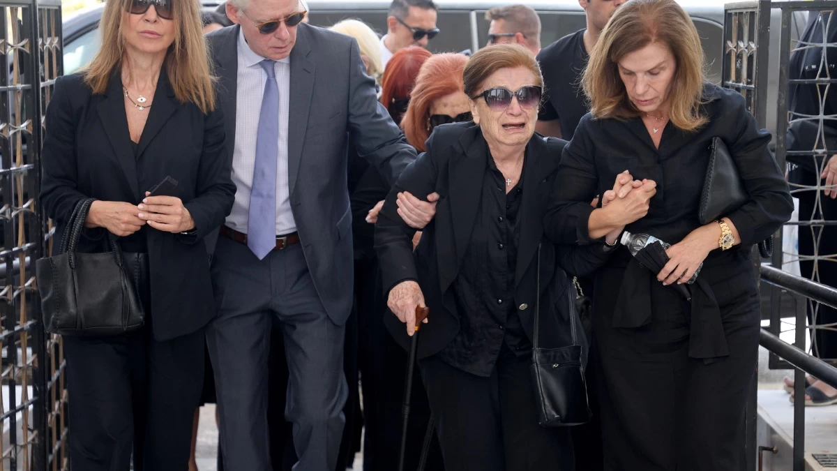 Δέσποινα Στυλιανοπούλου: Θρήνος στο τελευταίο αντίο της ηθοποιού - Πλήθος καλλιτεχνών στην κηδεία