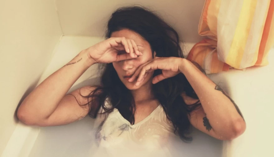 γυναίκα κουρασμένη στο μπάνιο