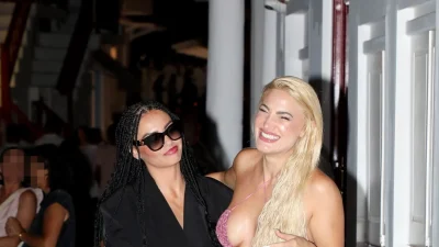 Ιωάννα Τούνη: Στη Μύκονο με εντυπωσιακό φόρεμα από τη συλλογή της