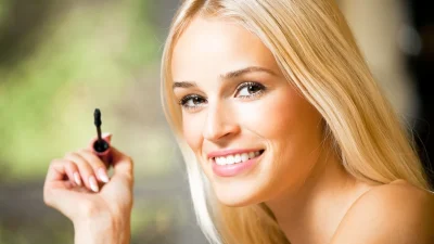 Travel-size mascara: Γιατί οι κορυφαίοι makeup artists τις συστήνουν ανεπιφύλακτα ειδικά για το καλοκαίρι;