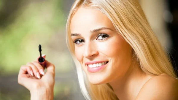 Travel-size mascara: Γιατί οι κορυφαίοι makeup artists τις συστήνουν ανεπιφύλακτα ειδικά για το καλοκαίρι;