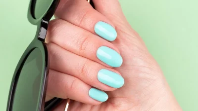Turquoise nails: Aυτή η τάση στο μανικιούρ θα φέρει τις μπλε αποχρώσεις της θάλασσας στα νύχια σου αυτό το καλοκαίρι!
