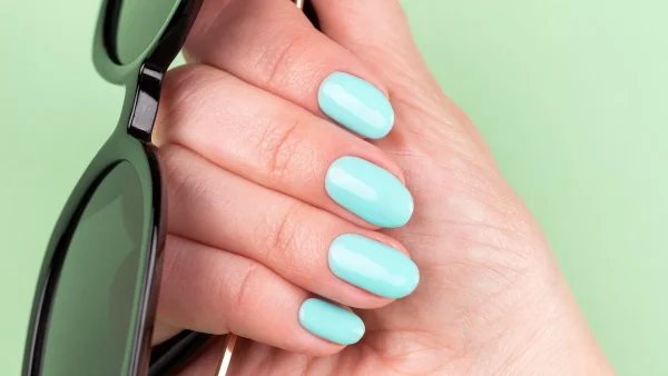 Turquoise nails: Aυτή η τάση στο μανικιούρ θα φέρει τις μπλε αποχρώσεις της θάλασσας στα νύχια σου αυτό το καλοκαίρι!