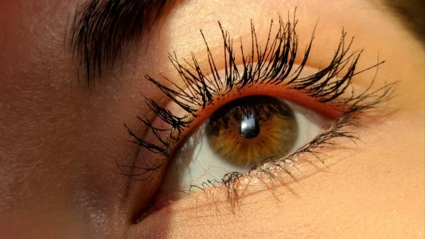 Αυτή είναι η πιο viral απόχρωση μάσκαρα του Tiktok