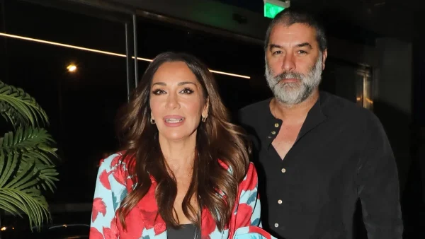 Βασίλης Μπισμπίκης & Δέσποινα Βανδή: Πιο διακριτικοί από ποτέ στα μπουζούκια - Ο ηθοποιός της χάιδευε τρυφερά το πόδι