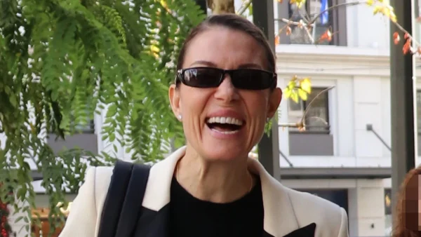 Βίκυ Καγιά: Οι βουτιές στην πισίνα και οι πόζες - Ονειρικές διακοπές με τον Ηλία Κρασσά και τα παιδιά τους