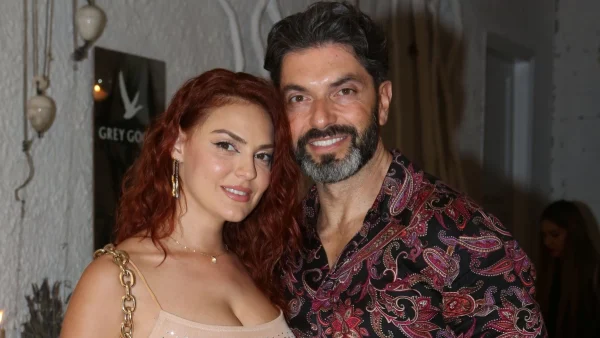 Βρισηίδα Ανδριώτου: Ποζάρει τόπλες με δυο κεράσια στα στήθη – Σε ρόλο φωτογράφου ο Σπύρος Μαρτίκας