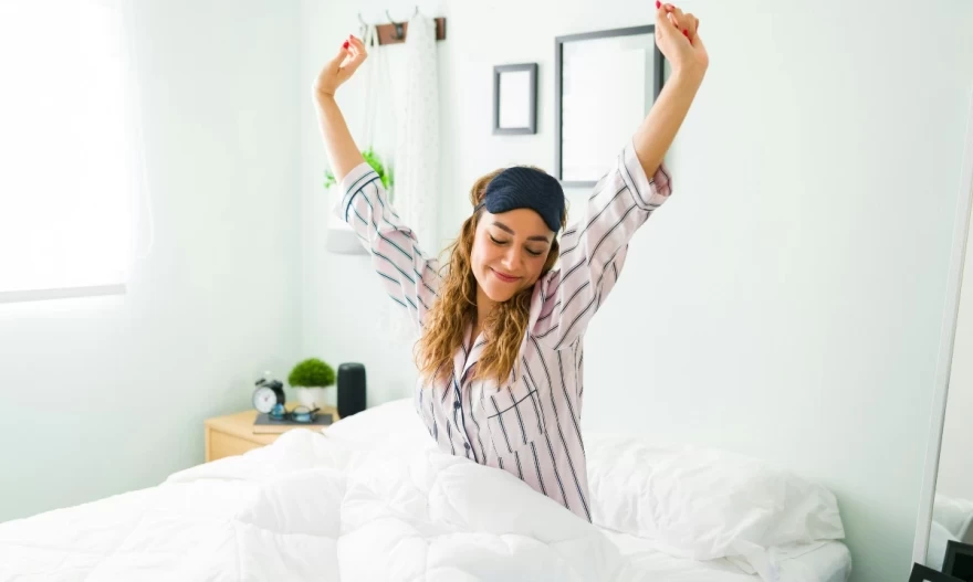 γυναίκα που σηκώνεται από το κρεβάτι