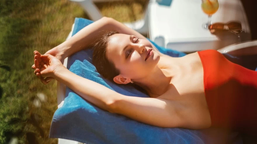 γυναίκα κάνει ηλιοθεραπεία