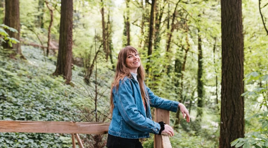 γυναίκα μέσα στη φύση