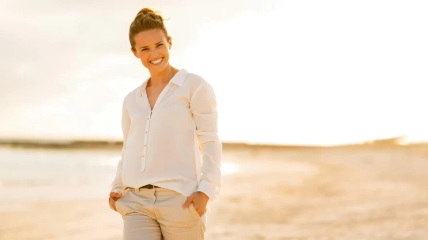 γυναίκα στην παραλία περπατάει