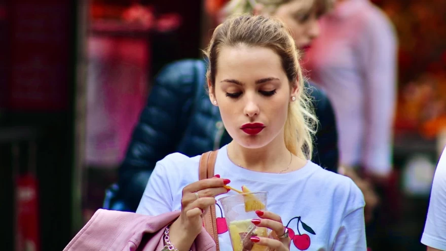 κορίτσι τρώει φρούτα