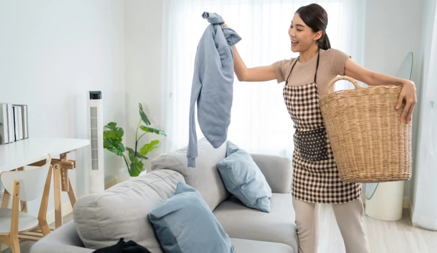 γυναίκα τακτοποιεί το σπίτι