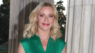 Ζέτα Μακρυπούλια: Ποζάρει topless στην άμμο σε παραλία της Κύθνου - Έτσι είναι η ηθοποιός χωρίς ίχνος μακιγιάζ