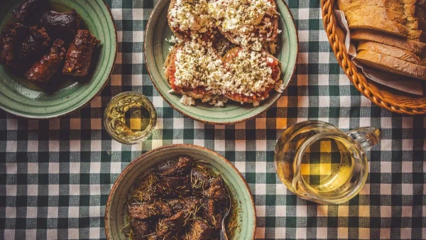 Ταβέρνα Ξυλούρης: Η παράδοση στη γαστρονομία έχει τη δική της διεύθυνση στο Ηράκλειο Κρήτης