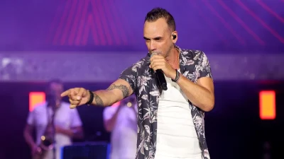 Πάνος Μουζουράκης: Καθόταν πρώτη σειρά και τον καμάρωνε - Τα χαμόγελα και τα χειροκροτήματα της Κόζαρη σε συναυλία του