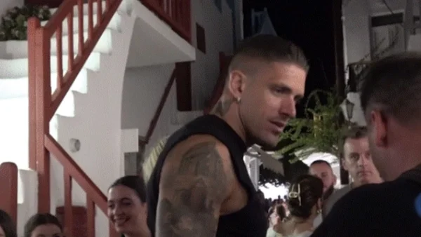 Αλέξανδρος Πασχαλάκης: Το "έλα να δεις" στα σοκάκια της Μυκόνου - Παραλήρημα στο πέρασμα του γοητευτικού τερματοφύλακα