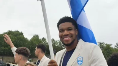 Γιάννης Αντετοκούνμπο: Η κίνηση μπροστά στην κάμερα μόλις είδε την μητέρα του στην παρέλαση των Ολυμπιακών Αγώνων 2024