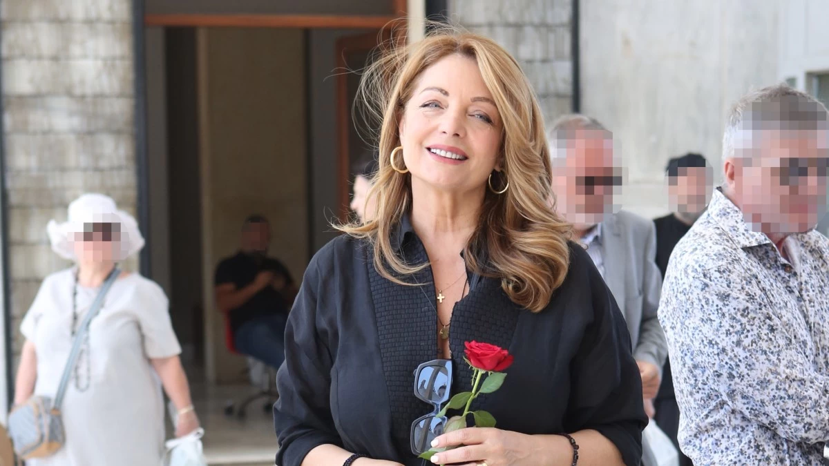 Μνημόσυνο Τόλη Βοσκόπουλου: Το χαμόγελο της Άντζελας Γκερέκου στις κάμερες - Με άδειο βλέμμα η κόρη της, Μαρία