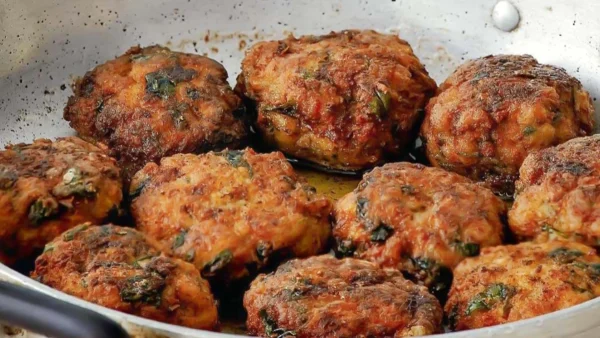 Συνταγή για τηγανητά κεφτεδάκια: Το μυστικό με το ούζο και το ξύδι για να βγουν αφράτα