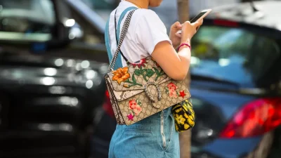 10 τσάντες που κρατάνε αυτήν τη στιγμή οι Γαλλίδες trendsetters