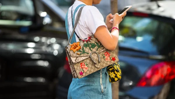 10 τσάντες που κρατάνε αυτήν τη στιγμή οι Γαλλίδες trendsetters