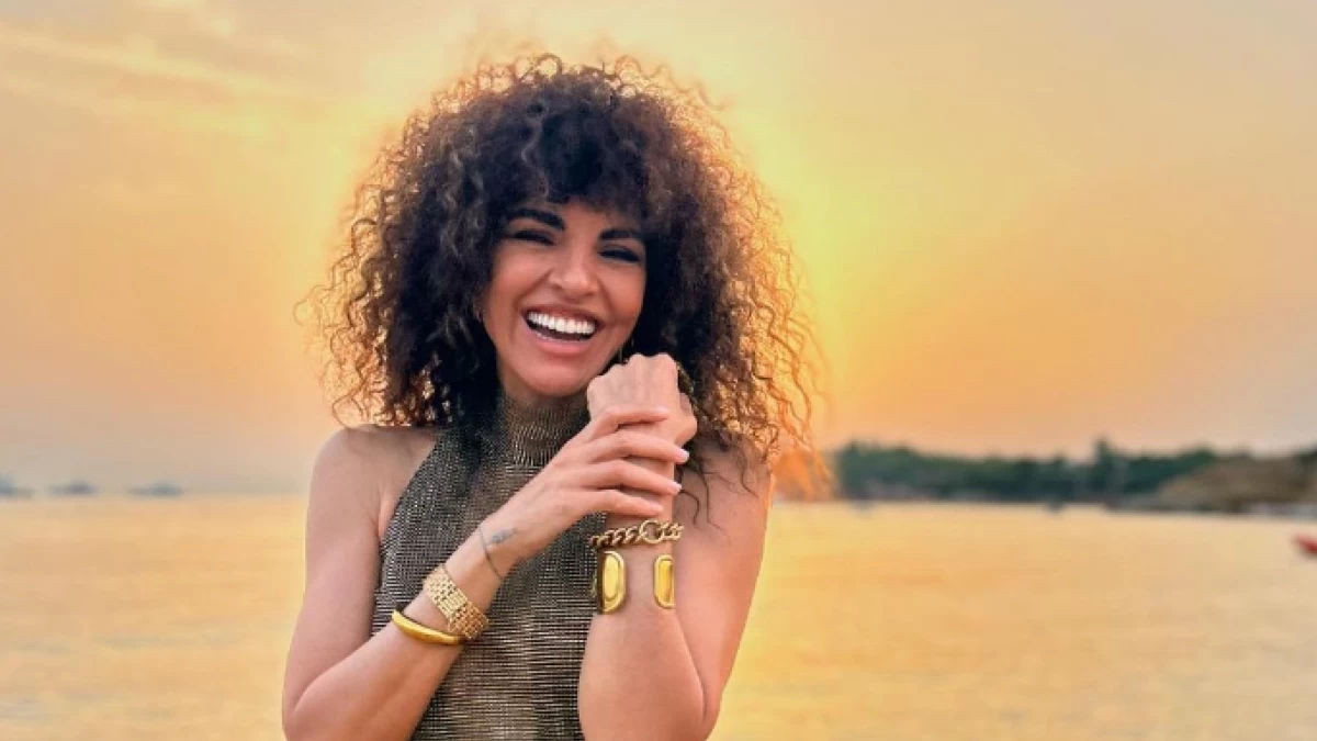 Μαρία Σολωμού: Με μικροσκοπικό μπικίνι στη Σαντορίνη - Η βουτιά στην ιδιωτική πισίνα του ξενοδοχείου που μένει (Βίντεο)