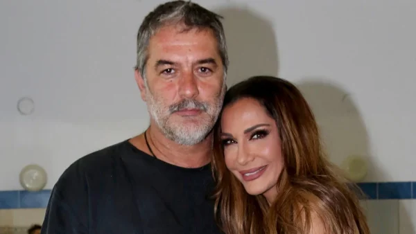 Δέσποινα Βανδή: «Ήρθε η αγάπη μου» - Ο Βασίλης Μπισμπίκης πάει μαζί της στην Κρήτη και είναι ο μεγαλύτερος θαυμαστής της