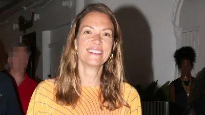 Βίκυ Καγιά: Οι topless πόζες της στην παραλία στα 46 της - Φωτογραφίες από τις διακοπές με τον Ηλία Κρασσά