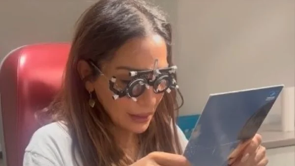 Δέσποινα Βανδή - Μετράει την πρεσβυωπία της on camera και σχολιάζει με χιούμορ: «Πήγα δυόμιση!»