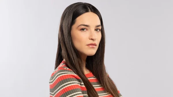 «Διάφανη αγάπη»: Η Μέγκι Σούλι ανοίγει τα χαρτιά της και συστήνεται στο κοινό