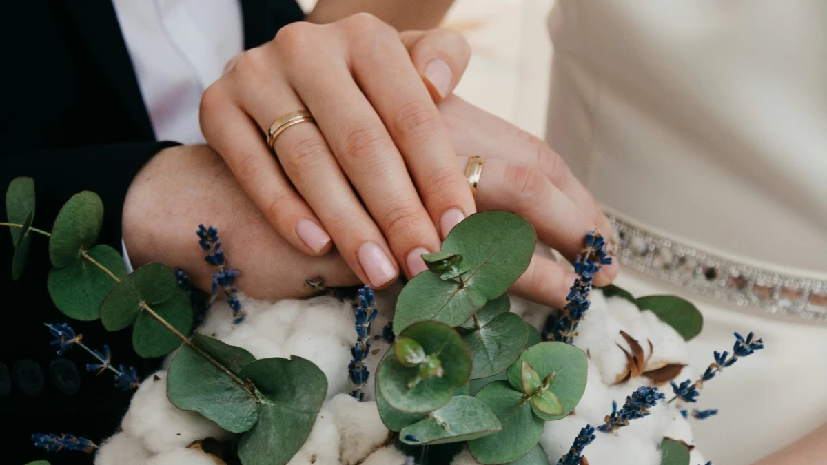 Σήμερα ο γάμος γνωστού Έλληνα δημοσιογράφου στην Αίγινα – Οι ευχές στον αέρα και η μοναχική έναρξη