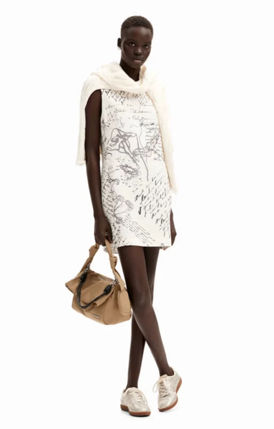 λευκό φόρεμα desigual με γράμματα