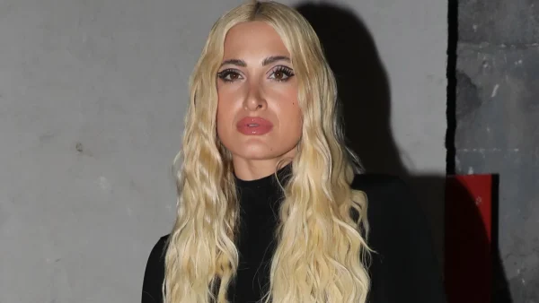 Ιωάννα Τούνη: «"Έσπασε" η παρέα...» - Άσχημη εξέλιξη στις διακοπές της στη Σαντορίνη