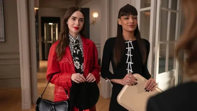 Τσιρίζουμε: Κυκλοφόρησαν νέες φωτογραφίες από την 4η σεζόν του Emily in Paris!