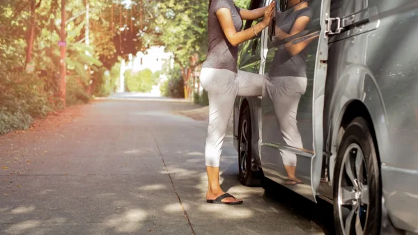 7 ιδέες για να φορέσεις τις "βαρετές" σαγιονάρες με cool τρόπο