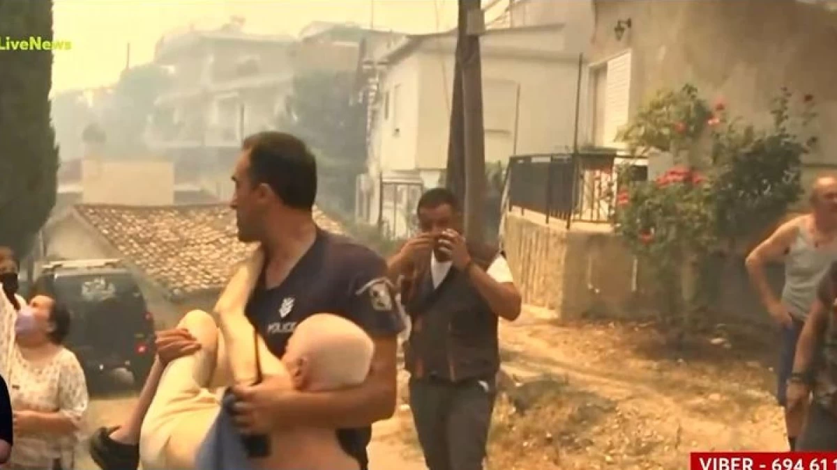 Φωτιά στην Πάτρα: «Είναι πραγματικά συγκινητικό» - Ραγίζει καρδιές η εικόνα ενός πυροσβέστη αγκαλιά με ηλικιωμένο που έσωσε από τις φλόγες