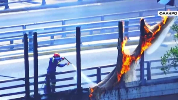 Σοκ στην Ποσειδώνος: Μοτοσικλέτα έπιασε φωτιά έξω από τα γραφεία του ΣΚΑΙ και επεκτάθηκε στο διαχωριστικό πλεξιγκλάς