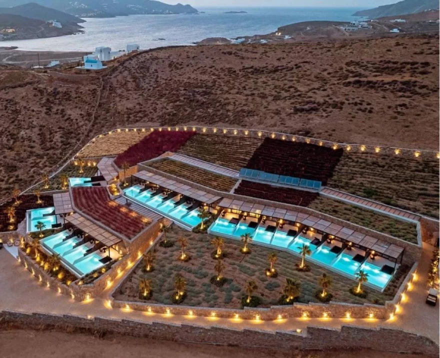 Νίκος Οικονομόπουλος ξενοδοχείο Μύκονος