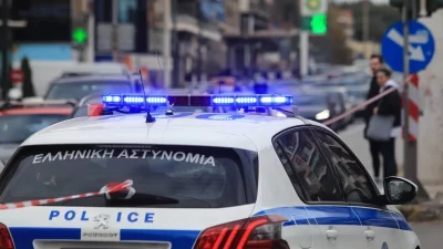 Νέα γυναικοκτονία στην Αμφιλοχία: Πήδηξε στο καπό και την πυροβόλησε - Η κόρη τους τα είδε όλα