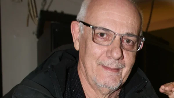 Γιώργος Κιμούλης: Άδειο το θέατρο στην παράστασή του (Βίντεο)