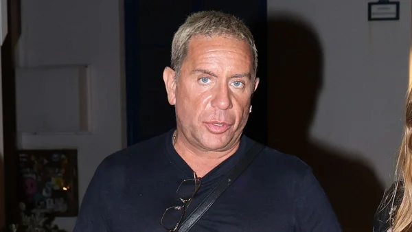 Γιώργος Μαζωνάκης: Βόλτα στα στενά της Μυκόνου αγκαζέ με καστανή επιχειρηματία (Φωτογραφίες)