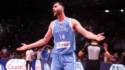 Γιώργος Παπαγιάννης: Μετά την ιστορική πρόκριση έπεσε στην αγκαλιά της κούκλας συντρόφου του - Η τρυφερή φωτογραφία με την διαφορά ύψους