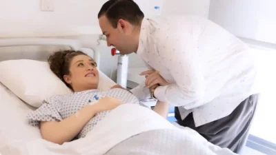 Μαυρίκιος Μαυρικίου: Εξιτήριο από το μαιευτήριο για την Ιλάειρα Ζήση και την κόρη τους - Κρατούσε την μπέμπα στο κάθισμά της