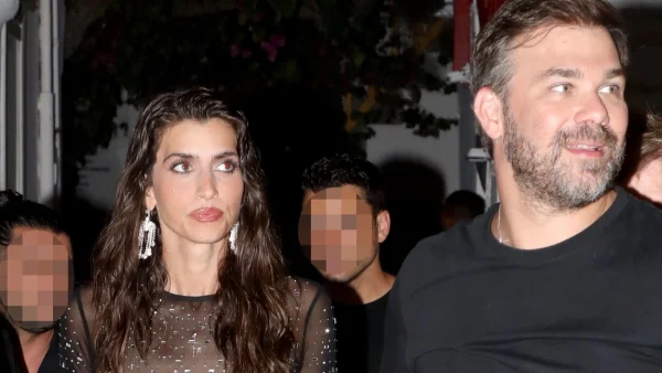 Ιωάννα Σαρρή: Όλα τα βλέμματα έπεσαν πάνω στο διάφανο φόρεμά της - Τα νυχτοπερπατήματα με τον Γιώργο Σαμπάνη στην Μύκονο