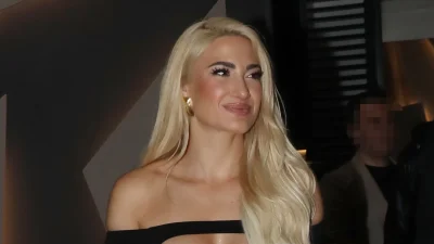 Ιωάννα Τούνη: Σε συναυλία του Αντώνη Ρέμου με μίνι αποκαλυπτικό φόρεμα (Βίντεο)