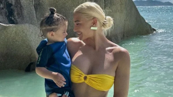 Ιωάννα Τούνη: Σε ονειρική πισίνα με θέα όλη τη θάλασσα του νησιού - Τρυφερά παιχνίδια με τον Πάρη στη Σαντορίνη