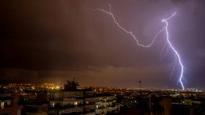 Έκτακτο για τον καιρό: Προειδοποιεί για κεραυνούς σε Αττική και Βοιωτία ο Κολυδάς - Επικαιροποιήθηκε το δελτίο