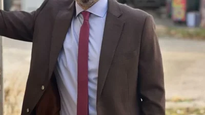 Με μίνι νυφικό και 12ποντα χρυσά πέδιλα η νύφη - Παντρεύτηκε γνωστός Έλληνας δημοσιογράφος στην Αίγινα