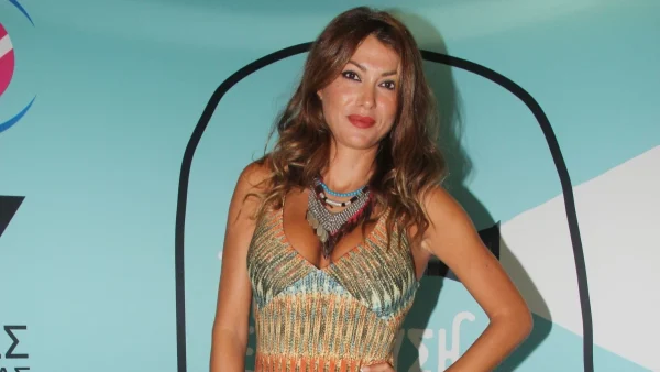 Κλέλια Ρένεση: Η πρώτη της φωτογραφία ως Καίτη Γκρέυ – Μοιάζουν με την αγαπημένη τραγουδίστρια;